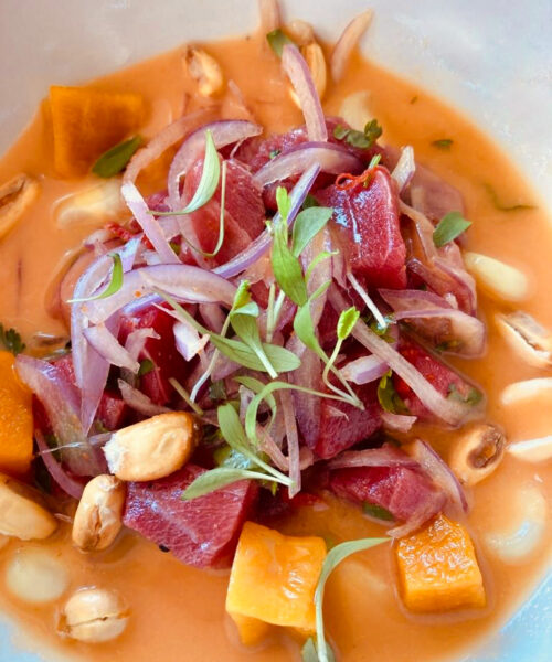 Thunfisch Ceviche mit Mango und Mojo rojo Thunfisch Ceviche mit Mango und Mojo rojo Ein Ceviche voller Kontraste – zart marinierter Thunfisch, süße Mango, knackige Nüsse und eine tiefrote Mojo-Sauce mit kanarischer Seele.
